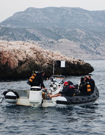 What is a knot unit of measurement and how does it relate to the nautical mile