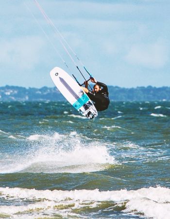 How to choose the right kiteboarding kite size
